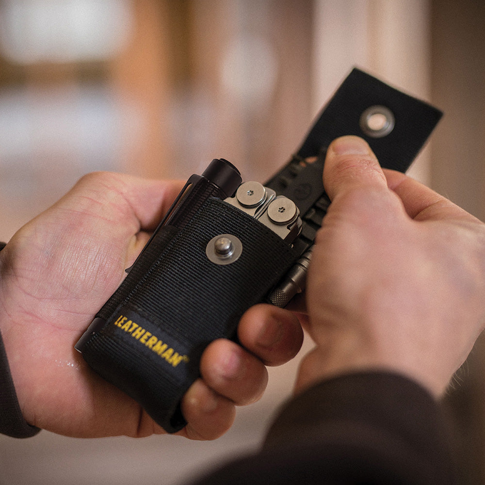 Kit de SURGE Negra Leatherman con Linterna P2R Core Ledlenser y Matraca Leatherman