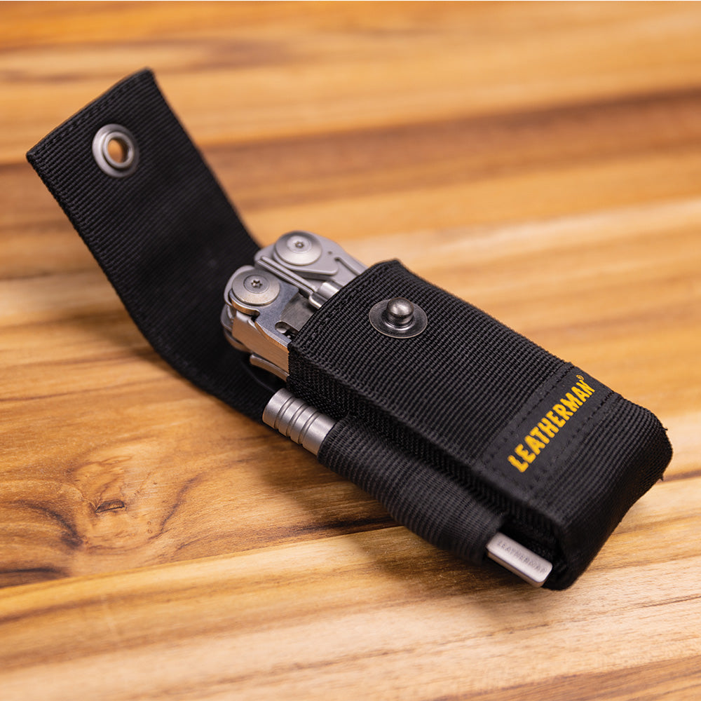 Kit de SURGE Plata Leatherman con Linterna P2R Core Ledlenser y Matraca Leatherman
